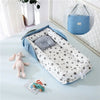 Réducteur de Lit Bébé Blanc Étoilé avec accents bleus, parfait pour un cocon douillet.