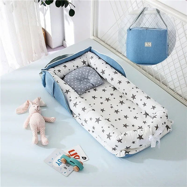 Réducteur de Lit Bébé Blanc Étoilé avec accents bleus, parfait pour un cocon douillet.