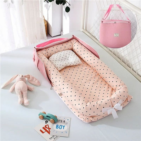 Réducteur de Lit Bébé Rose avec design à pois saumon, pratique et chic.