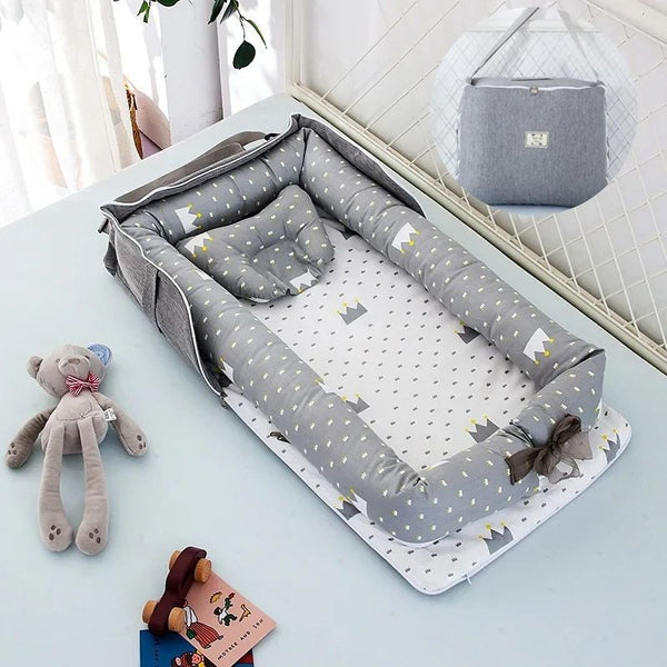 Réducteur de Lit Bébé Gris Couronne avec motifs royaux, pour des nuits paisibles.