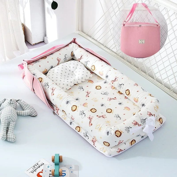 Réducteur de Lit Bébé Blanc Savane, orné de motifs animaliers, pour un univers ludique.