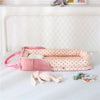 Lit nomade pliable : Réducteur de Lit Bébé avec design rose à pois.
