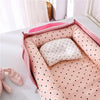 Zoom sur le Réducteur de Lit Bébé confortable avec design doux et élégant.