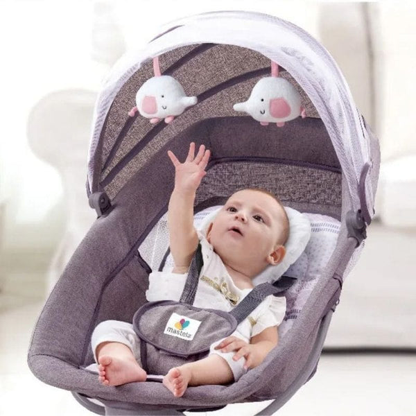 Bébé jouant avec les jouets suspendus dans une balancelle bébé électrique ergonomique.