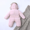 Vue arrière de la combinaison Hiver Bébé rose avec capuche et ceinture ajustable.