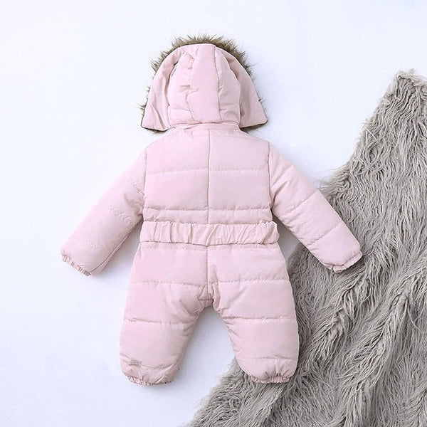 Vue arrière de la combinaison Hiver Bébé rose avec capuche et ceinture ajustable.