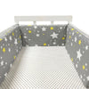 Tour de Lit Bébé gris avec étoiles jaunes pour une décoration neutre et lumineuse.