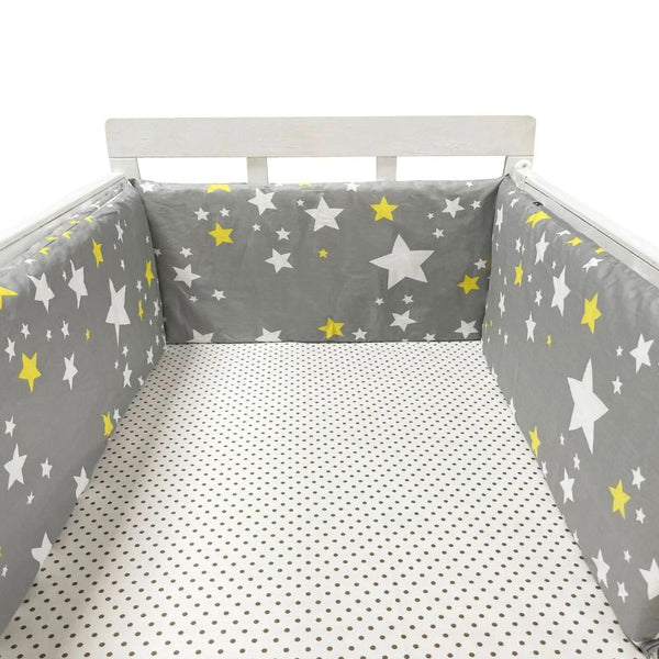 Tour de Lit Bébé gris avec étoiles jaunes pour une décoration neutre et lumineuse.