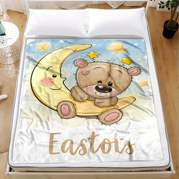 Couverture Bébé Personnalisée avec un ourson et une lune souriante, brodée au prénom "Eastois".