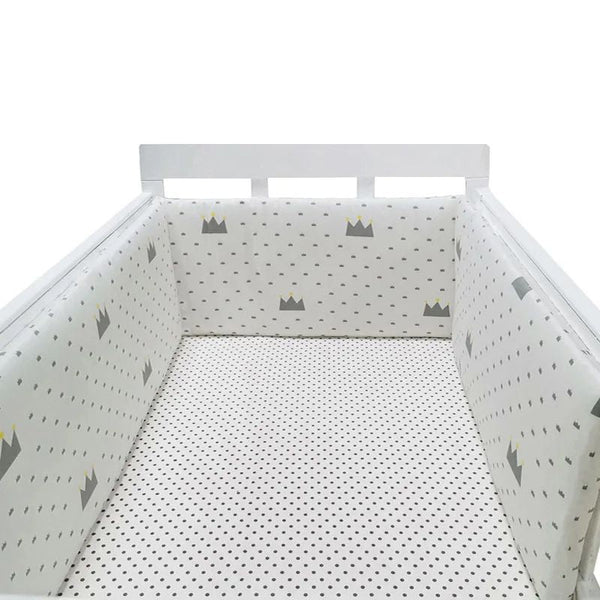 Design blanc couronne délicat pour un Tour de Lit Bébé confortable.