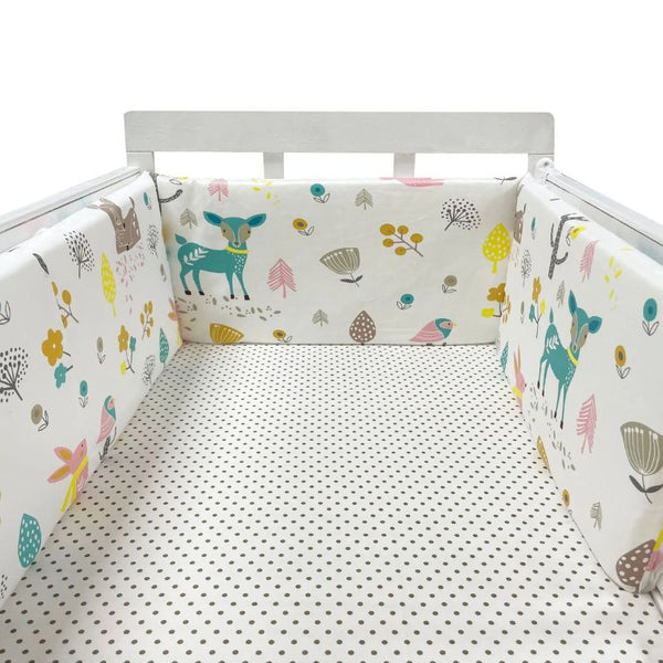 Motif animeux de la forêt pour un Tour de Lit Bébé chic et apaisant.