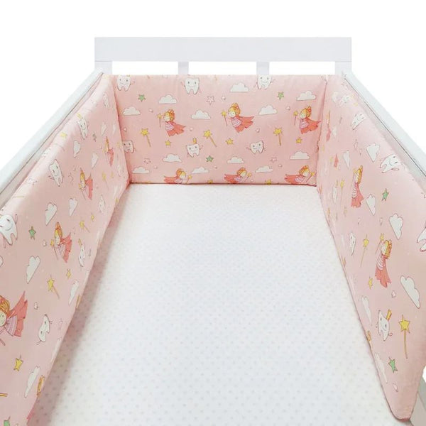 Tour de Lit Bébé motif rose fée pour un look apaisant.