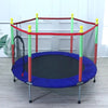 Trampoline pour enfants avec filet et structure hexagonale rouge et verte.
