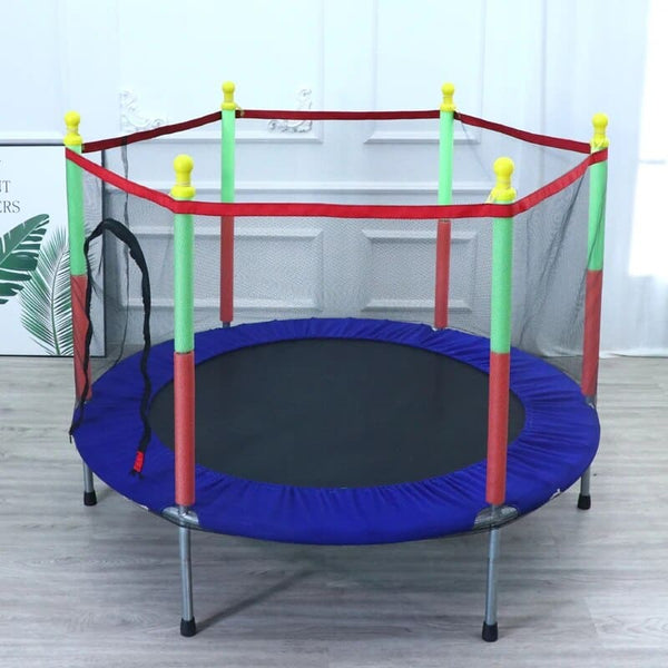 Trampoline pour enfants avec filet et structure hexagonale rouge et verte.