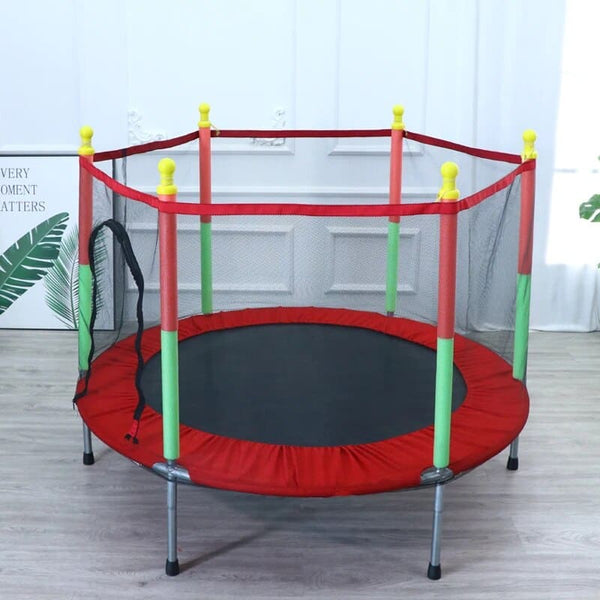 Modèle coloré de trampoline pour enfants avec filet de protection.