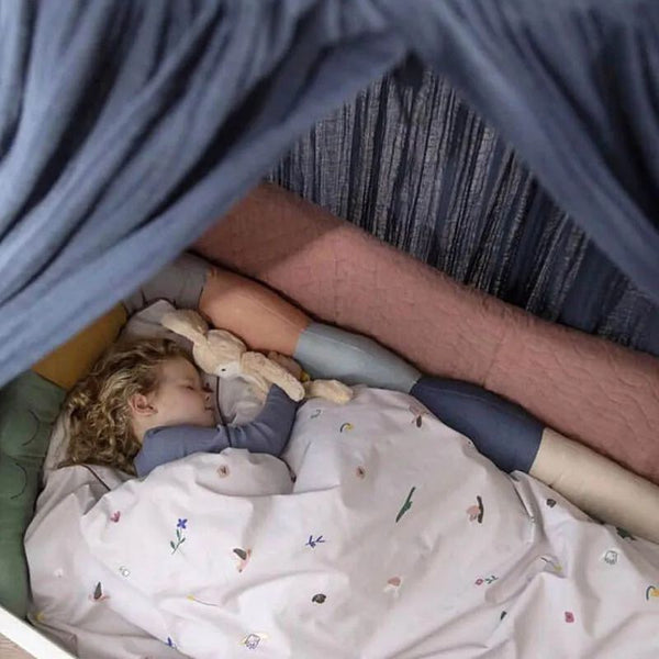 Tour de lit bébé crocodile sécurisant pour un sommeil tranquille.