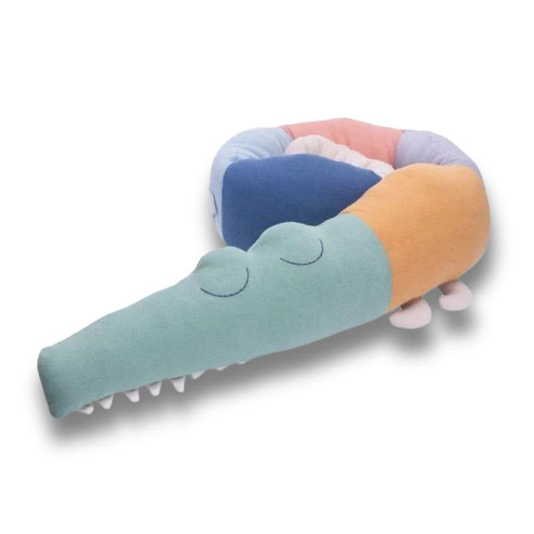 Tour de lit bébé crocodile arc-en-ciel enroulé pour un design pratique et original.