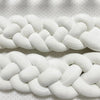 Gros plan sur le Tour de Lit Tressé BabyBraide blanc.