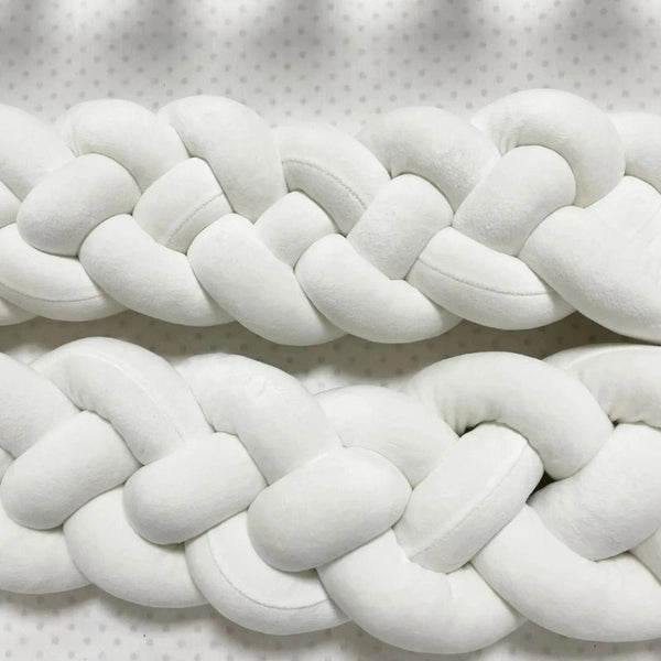 Gros plan sur le Tour de Lit Tressé BabyBraide blanc.