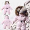 Combinaison Hiver Bébé rose avec capuche en fourrure et ceinture noire pour un style élégant et chaud.