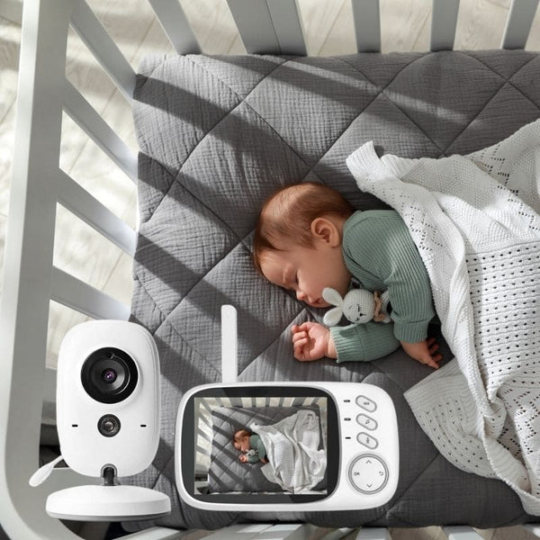 Bébé endormi surveillé avec un babyphone longue portée.