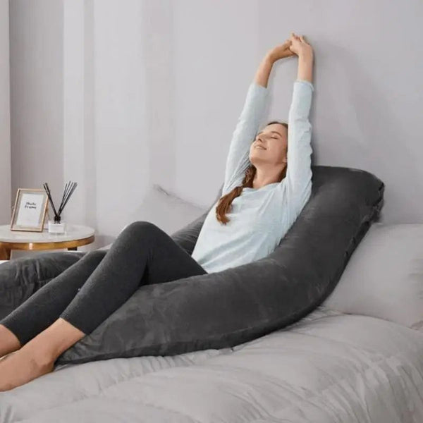Stretching confortable avec le Coussin de Grossesse U après une longue journée.