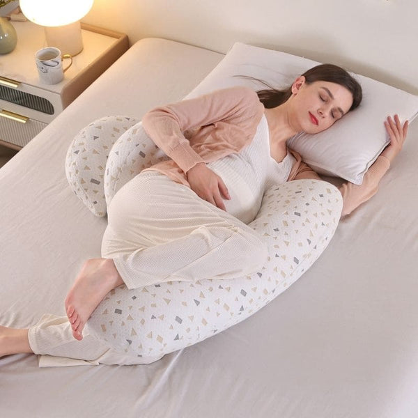 Femme enceinte utilisant le Coussin de Grossesse BumpPillow-H en position allongée avec confort.