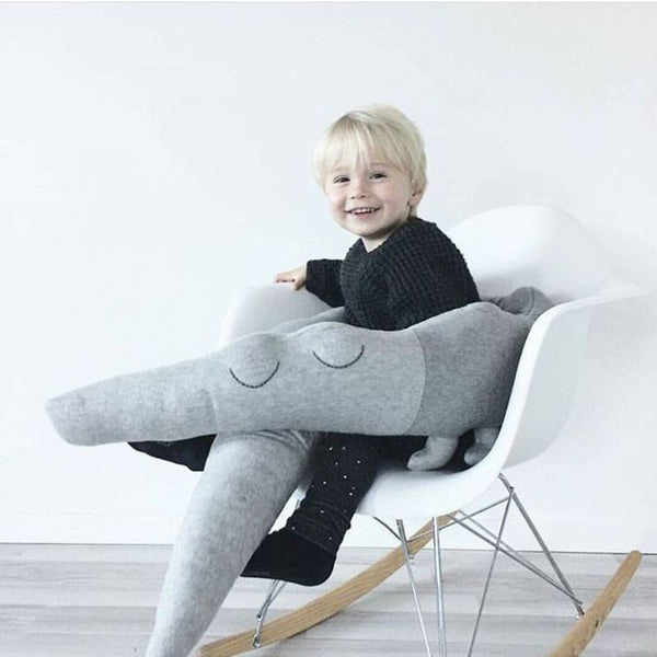 Tour de lit bébé crocodile utilisé comme coussin pour enfant.