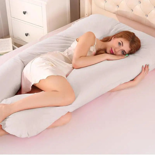 Femme enceinte utilisant le Coussin de Grossesse U blanc pour un sommeil réparateur.