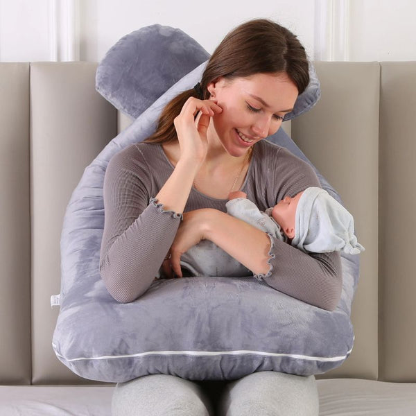 Maman et bébé profitant du Coussin de Grossesse U pour un moment d’allaitement confortable.