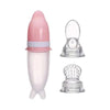 Biberon cuillère en silicone rose avec deux embouts interchangeables pour divers usages.