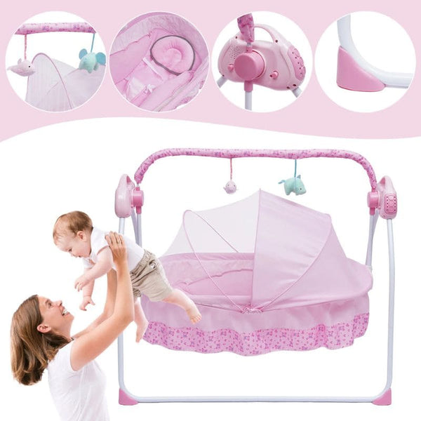 Maman jouant avec son bébé à côté du Berceau Bébé Électrique rose avec moustiquaire et jouets en peluche.