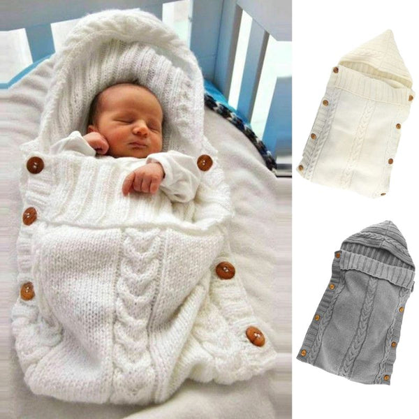 Design élégant du Nid d'Ange Emmaillotage en blanc, offrant chaleur et sécurité aux nouveau-nés.