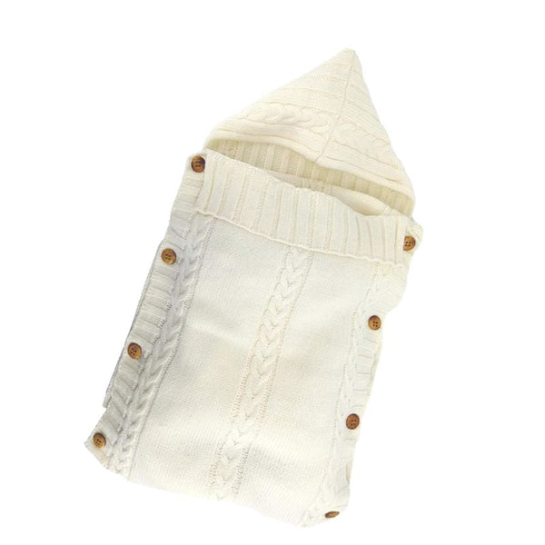 Vue complète du Nid d'Ange Emmaillotage blanc avec sa capuche et son design pratique.