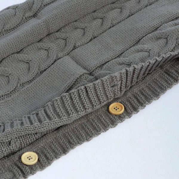 Finitions en tricot et boutons durables du Nid d'Ange Emmaillotage gris.