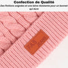Zoom sur la finition du Bonnet Double Pompon Bébé avec étiquette en cuir.