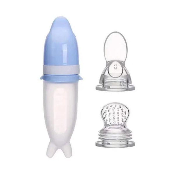 Biberon cuillère en silicone bleu avec deux embouts interchangeables pour divers usages.