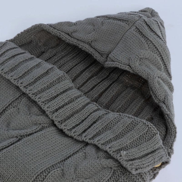 Design enveloppant et confortable de la capuche du Nid d'Ange Emmaillotage gris.