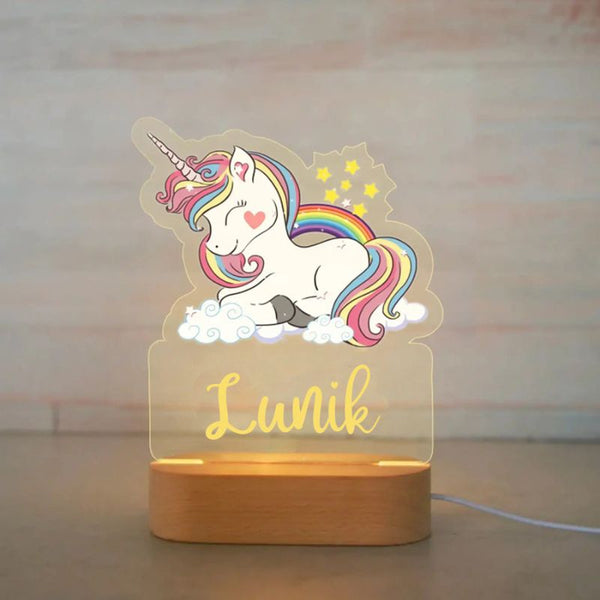 LumiCorn Lunik, veilleuse bébé personnalisée licorne apaisante avec étoiles et nuages.