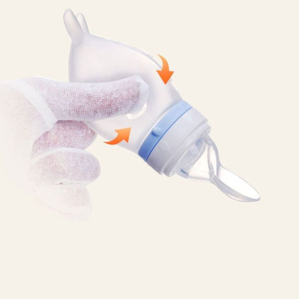 Biberon cuillère en silicone flexible avec prise facile pour une alimentation contrôlée.