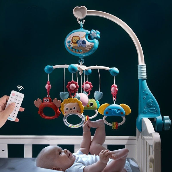 Bébé souriant, illuminé par le Mobile bébé musical et lumineux avec fonctions interactives et apaisantes.