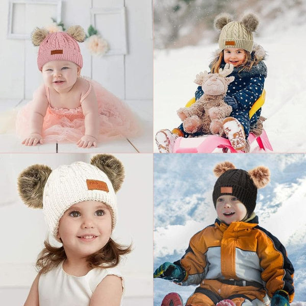Enfants portant le Bonnet Double Pompon Bébé dans diverses situations hivernales.