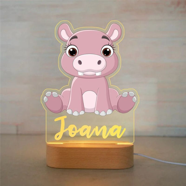 LumiSavane, veilleuse bébé personnalisée en forme d'hippopotame, parfaite pour illuminer les nuits de Joana.