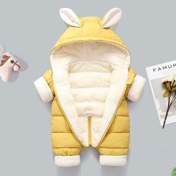 Combinaison Polaire Bébé jaune, vue de face avec capuche et oreilles de lapin dressées.