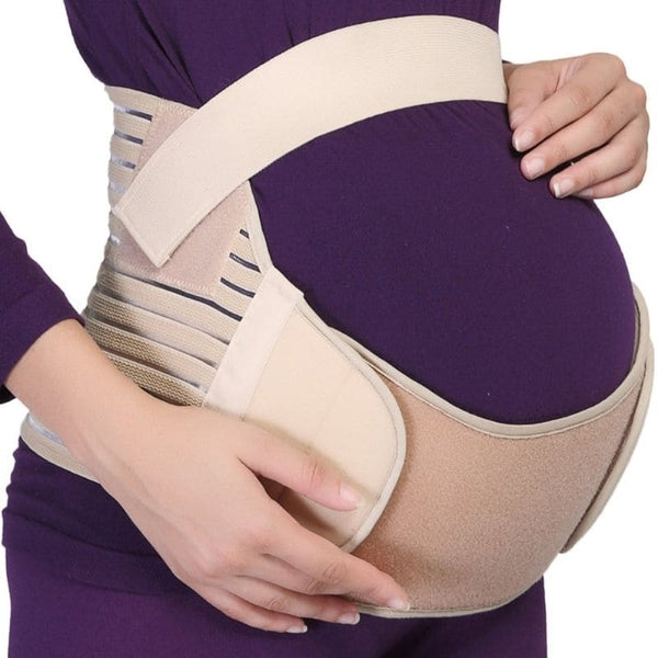 Ceinture de Soutien de Grossesse beige portée par une femme en robe violette.