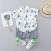 Ensemble pour bébé garçon avec chemise tipi bleue et short gris clair