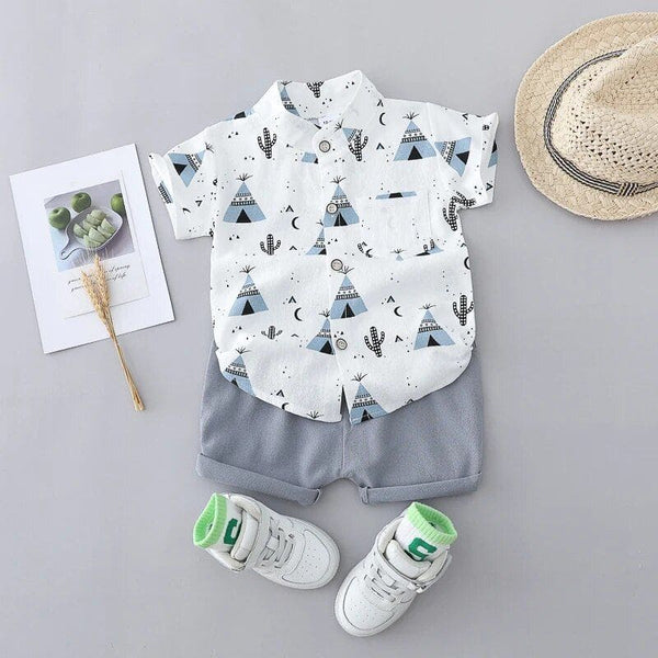 Ensemble pour bébé garçon avec chemise tipi bleue et short gris clair