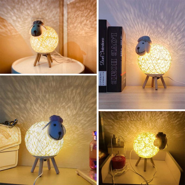 Veilleuse bébé mouton illuminant une chambre d'enfant avec une lumière chaleureuse.