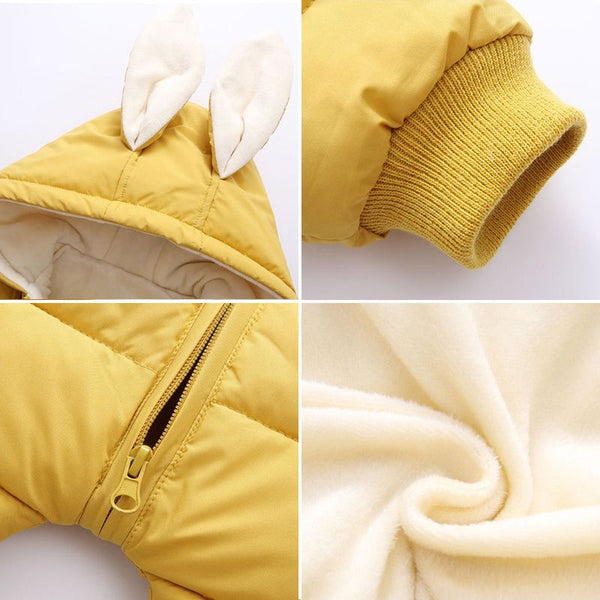 Zoom sur la composition de la Combinaison Polaire Bébé jaune, avec oreilles, poignets en tricot et tissu polaire ultra-doux.