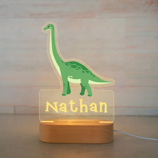 Veilleuse bébé personnalisée avec un Brontosaurus vert, prénom Nathan en lumière apaisante.